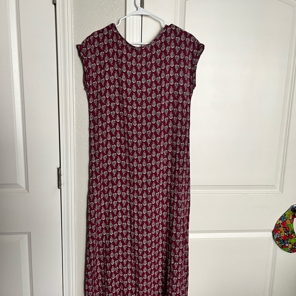 🔴 CLEARANCE LAST CALL!
Elegant Maroon Patterned Midi Dress - Picture 3 of 3